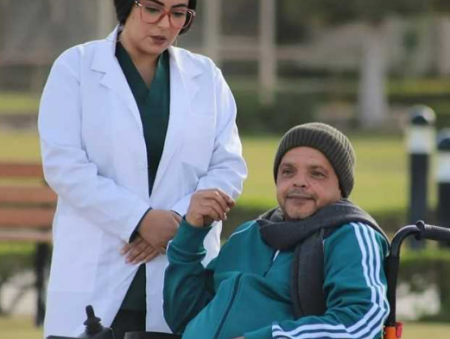 محمد هنيدي على كرسي متحرك يثير الجدل
